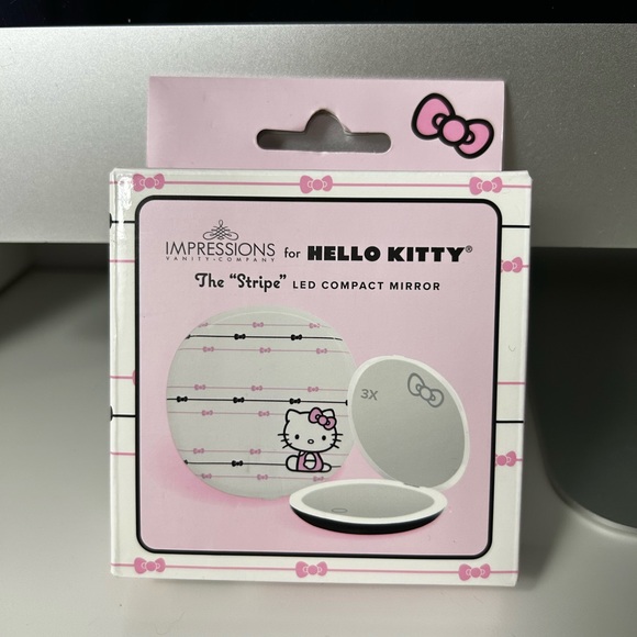 Hello Kitty - The “Stripe” LED COMPACT MIRROR 🎀 - Picture 2 of 5